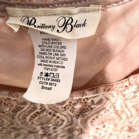 •• Brittany Black Vintage Pink Lace Sequin High/Low Blouse (S) - Picture 4 of 6